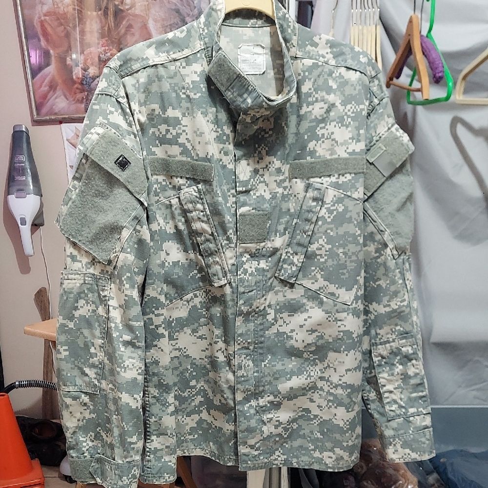 Army Combat Uniform ACU size large regular invM359